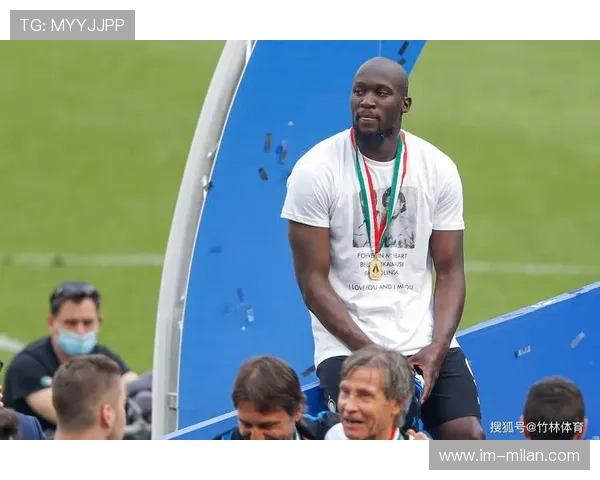 卢卡库背身吸附防守者:为队友创造大空档的战术艺术 卢卡库背身吸附防守者:为队友创造大空档的战术艺术